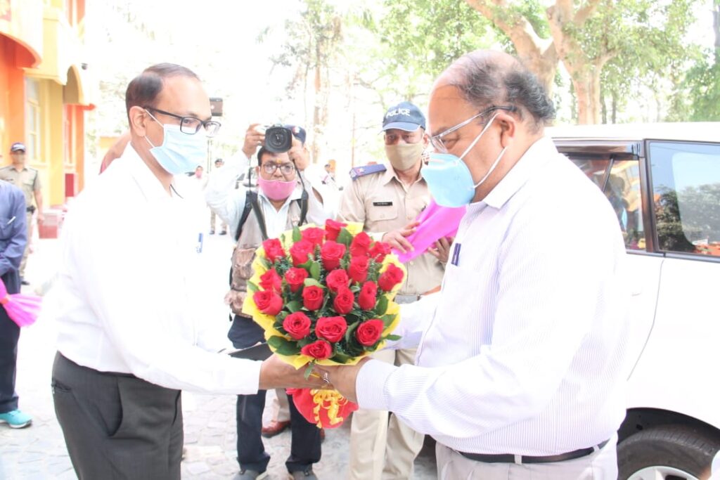 प्रदेश के मुख्य सचिव ओमप्रकाश ने हरिद्वार पहुंच कर किया हरकी पौड़ी का निरीक्षण State Chief Secretary Om Prakash visited Haridwar on Saturday and inspected Harki Pauri.Garhwal Divisional Commissioner Ravinath Raman