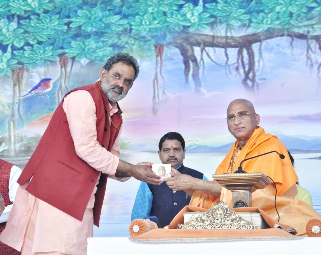 हरिद्वार में श्रीमद्भागवत कथा के पांचवें दिन शामिल हुए केंद्रीय शिक्षा मंत्री आदरणीय डॉ रमेश पोखरियाल निशंक A number of dignitaries including the Union Minister of Education, Dr. Ramesh Pokhriyal Nishank ji and Cabinet Minister Swami Yatishwaranand arrived