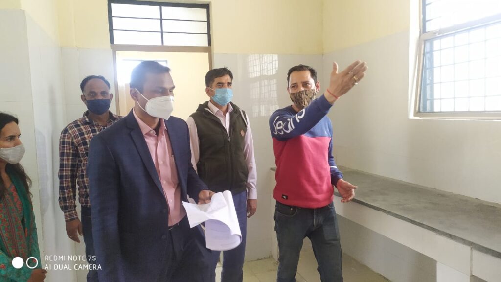 जिलाधिकारी पौड़ी सिंडी जसकोट ग्राम पंचायत में समाज कल्याण विभाग द्वारा नव निर्मित आश्रम पद्धति विद्यलाय भवन का किया निरीक्षण