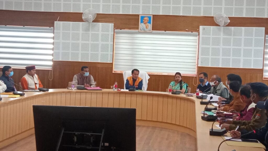 विकास भवन सभागार पौड़ी में मंत्री डा0 धन सिह रावत ने संबंधित अधिकारियों के साथ की आपदा प्रबंधन की बैठक The State Higher Education, Disaster Management and Rehabilitation, Cooperation, Protocol (Independent Charge) Minister Dr. Dhan Singh Rawat