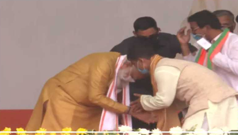 एक अनोखा दृश्य- जब देश के प्रधानमंत्री ने छूए भाजपा कार्यकर्ता के पैर, सम्मान के बदले दिया सम्मान It was seen during the election rally when the most prime minister of the country touched the feet of a BJP worker and gave