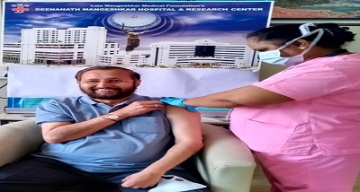 केन्द्रीय मंत्री प्रकाश जावडेकर ने आज पुणे में लगवाया कोविड का टीका Union Information and Broadcasting Minister Prakash Javadekar today vaccinated Kovid-19 at Dinanath Mangeshkar Hospital in Pune, Maharashtra.