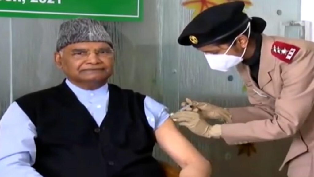 राष्ट्रपति राम नाथ कोविंद ने ली कोविड -19 वैक्सीन की पहली खुराक President Ram Nath Kovind took the first dose of the Kovid-19 vaccine at the Army Research and Referral Hospital in Delhi on