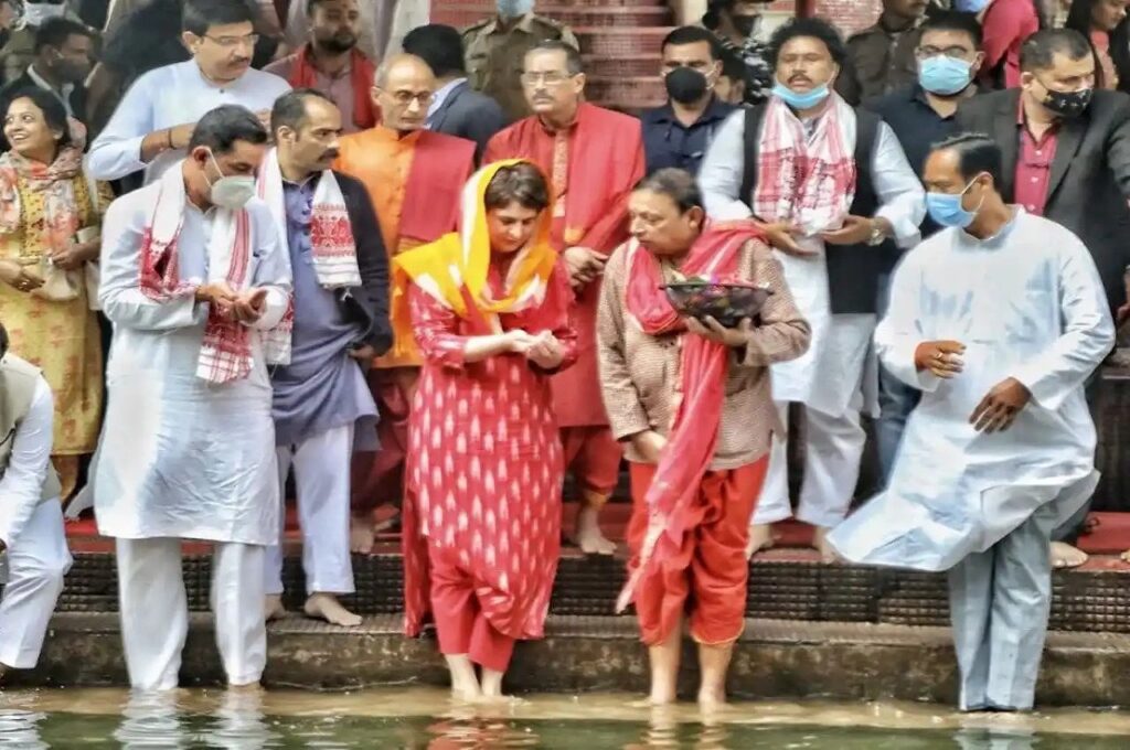 चुनावी प्रचार के लिए असम पहुंची प्रियंका गांधी, कामाख्या देवी मंदिर दर्शन के बाद किया पारंपरिक डांस Congress General Secretary Priyanka Gandhi Vadra arrived in Assam today, ie on Monday to campaign for the party. The seven-party