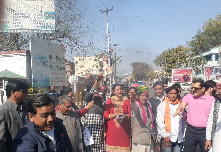 गैरसैंण में आंदोलनकारियों पर हुई बर्बरता पुलिस लाठीचार्ज के खिलाफ उत्तराखंड क्रान्ति दल ने फूंका सरकार का पुतला Led by Central President Pramila Rawat of Uttarakhand Kranti Dal Women's Cell, she expressed her anger against the lathicharge by the police