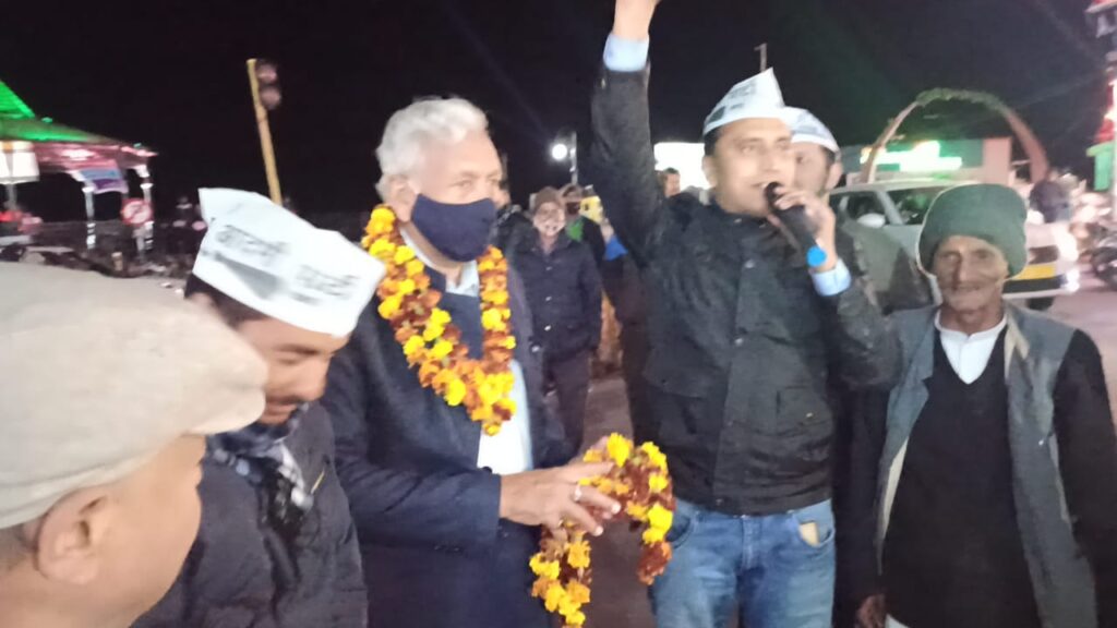 मसूरी पहुंचे दिल्ली विधानसभा के अध्यक्ष राम निवास गोयल, बोले- 2022 में उत्तराखण्ड में बनेगी आप पार्टी की सरकार In Mussoorie, late Wednesday evening, Delhi Assembly Speaker Ram Niwas Goyal reached Mussoorie, here at Gandhi Chowk in Mussoorie.