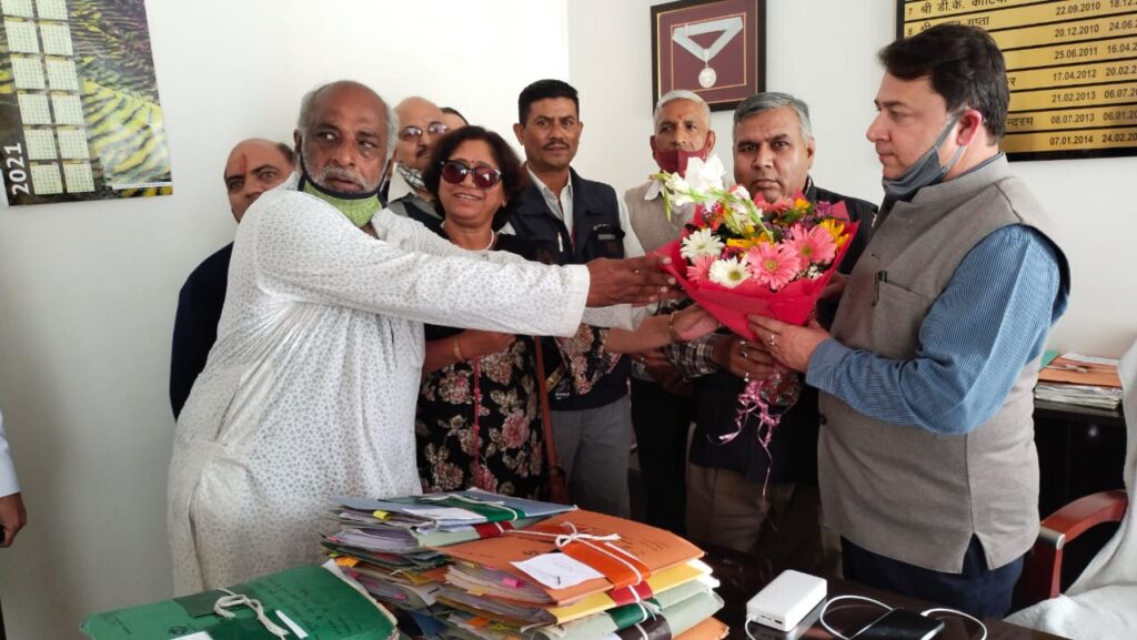 नवागन्तुक महानिदेशक सूचना श्री रणवीर सिंह चौहान जी का शानदार स्वागत welcomed warmly by presenting a garland of Rudraksh and bouquet to the new Director General of Information, Shri Ranveer Singh Chauhan,