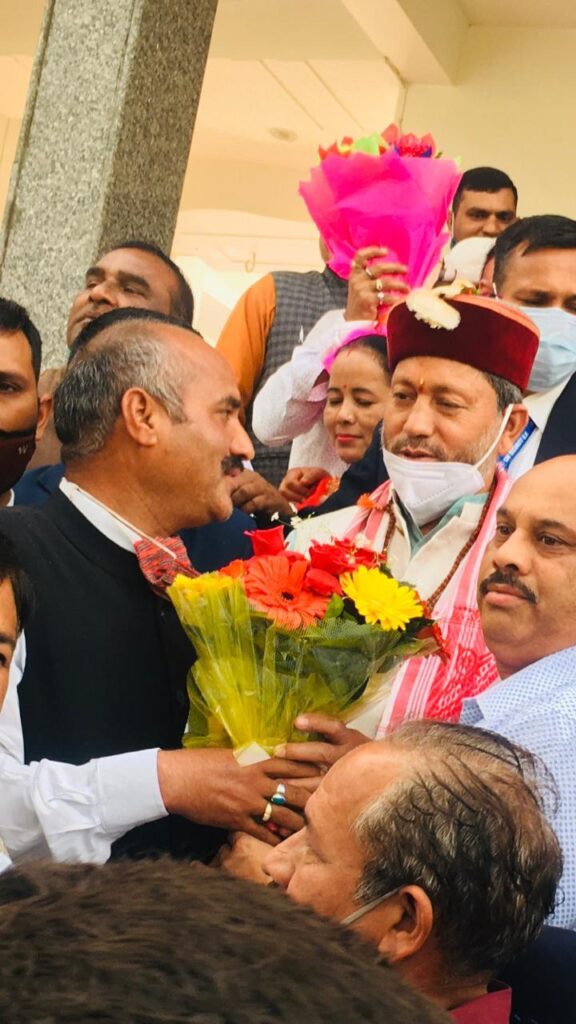 उत्तराखंड टैक्सी-जीप-मैक्स एसोसिएशन के सदस्यों ने सी एम तीरथ सिंह रावत से की मुलाकात: एनएचएआई लच्छीवाला टोल प्लाजा पर छूट की मांग Uttarakhand Taxi-Jeep-Max Association officials along with Transport Union officials met the new Chief Minister Tirath Singh Rawat at