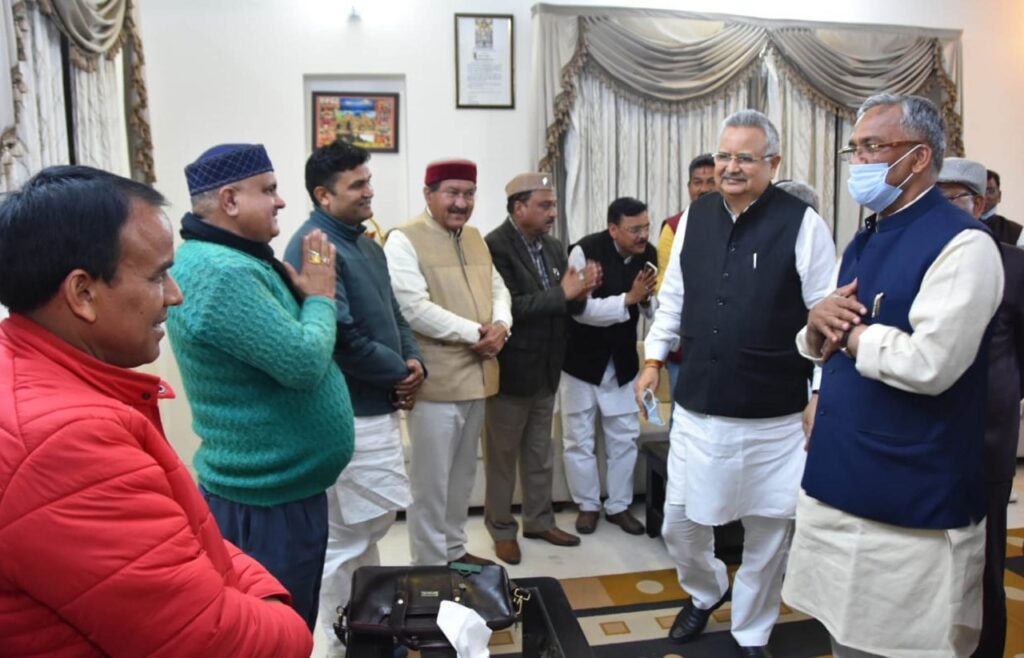 मुख्यमंत्री त्रिवेन्द्र सिंह रावत ने मुख्यमंत्री आवास पर विधायकों के साथ की बैठक Chief Minister Trivendra Singh Rawat held a meeting with MLAs at the Chief Minister's residence today and discussed about the 'Baat Kam,