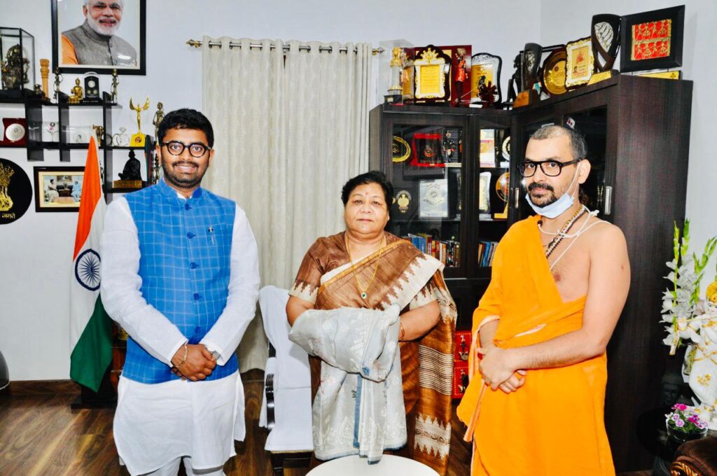 राज्यपाल सुश्री अनुसुईया उइके से स्वामी अभिषेक ब्रह्मचारी एवं युवा चेतना के राष्ट्रीय संयोजक रोहित कुमार सिंह ने की शिष्टाचार भेंट Swami Abhishek Brahmachari and National Convenor of Youth Consciousness Rohit Kumar Singh paid a courtesy call on His Excellency the