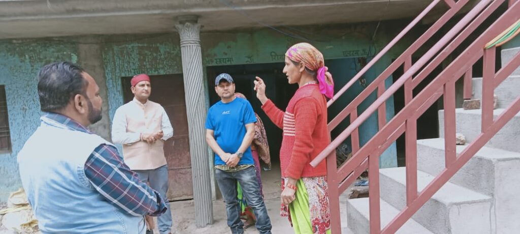 मसूरी विधायक गणेश जोशी ने मसूरी विधानसभा के शिल्ला फुलेथ गांव का नही किया विकासः- मनीष गौनियाल Social worker of Mussoorie Manish Gouniyal met the villagers of Shilla Phuleth of Mussoorie Assembly and inquired about their plight.