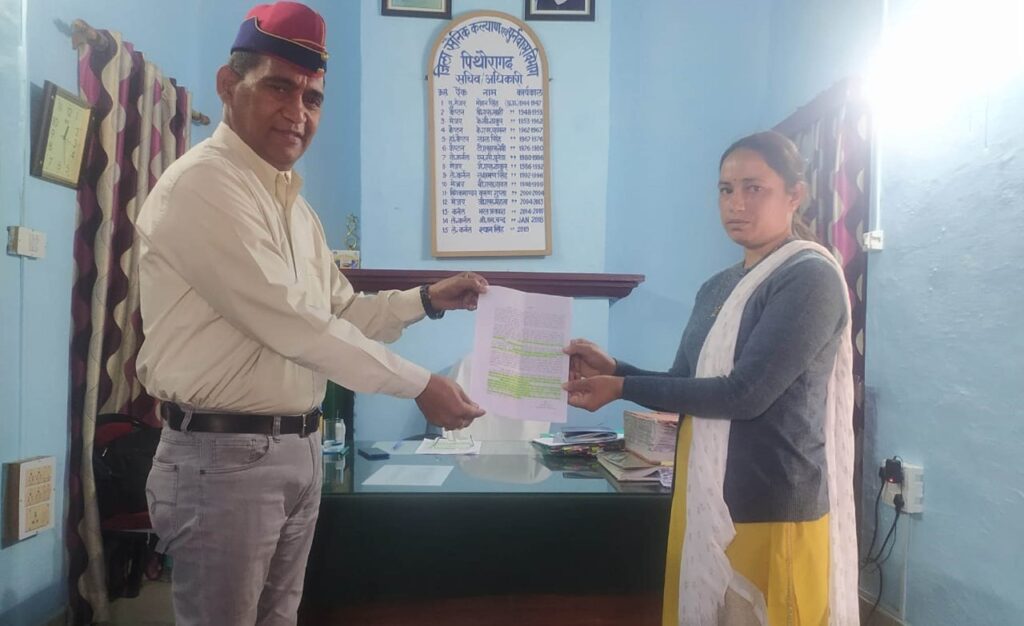 पिथोरागढ़ के दो शहीद आश्रितों का सरकारी सेवा में हुआ समायोजन, संबंधित जिला प्रशासन को कार्रवाई के लिए दिए निर्देश Under the government job adjustment scheme for the dependents of the martyrs in Uttarakhand