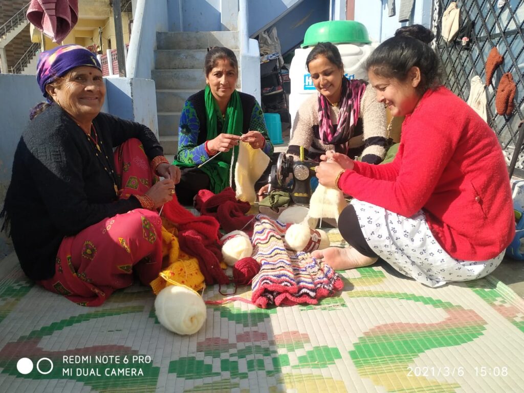 सिलाई-बुनाई से बीना भंडारी संवार रही महिलाओं की जिंदगी Women have become self-sufficient in the modern era. At the same time, in the field of self-reliance, men are also giving stiff competition.