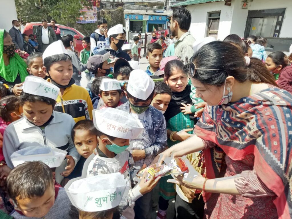 सामाजिक कार्यकर्ता डा. सोनिया आनंद ने गरीब बच्चों के साथ खेली होली, दिया उपहार Dr. Sonia Anand, president of Goonj, a social organization in Mussoorie, gifted Holi by distributing squirrel gulal and sweets to poor children