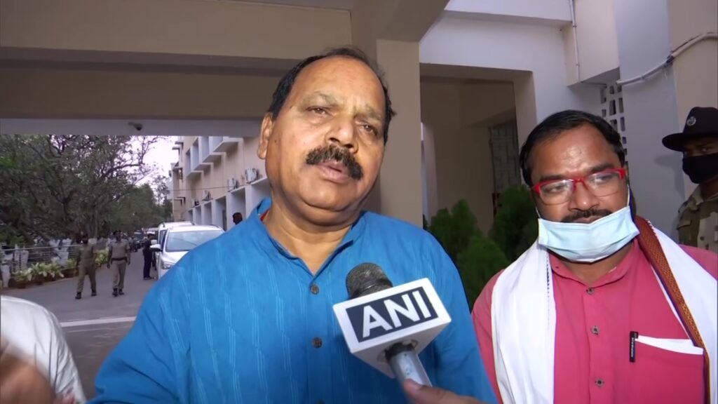 बीजेपी विधायक सुभाष चंद्र पाणिग्रही ने ओडिशा विधानसभा में सैनिटाइजर पीकर की सुसाइड करने की कोशिश BJP MLA Subhash Chandra Panigrahi from Devgarh seat tried to drink a sanitizer when State Food and Supplies Minister RP Swain was reading