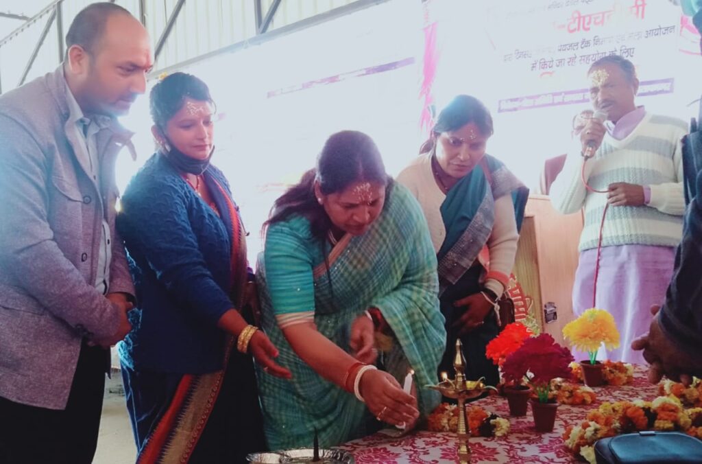 सिद्धपीठ ओणेश्वर महादेव मंदिर में दो दिवसीय शिवरात्रि मेले का पारंपरिक तरीके से हुई शुरूआत The two-day Shivaratri fair in the Siddhpeeth Oneshwar Mahadev temple began in a traditional way. The devotees visited Bholenath and prayed for Jalabhishek and asked for prayers. During this time, devotees gathered to see the Dev Doli.