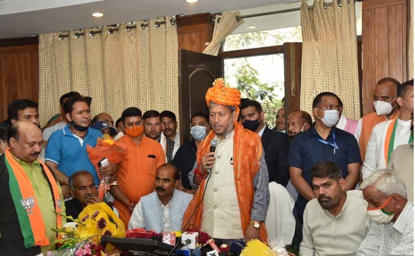 उत्तराखण्ड मुख्यमंत्री तीरथ सिंह रावत का दिल्ली में भव्य स्वागत Tirath Singh Rawat, who arrived in Delhi for the first time after taking over as the Chief Minister of Uttarakhand, received a grand welcome