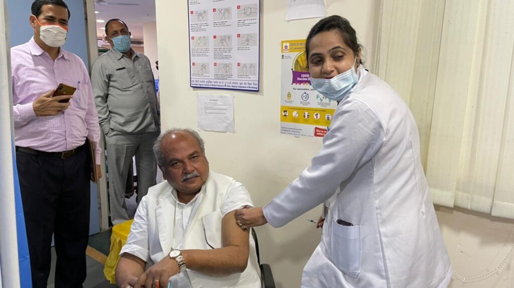 केंद्रीय मंत्री श्री नरेंद्र सिंह तोमर ने आज RML अस्पताल, नई दिल्ली में लिया कोविड वैक्सीन का पहला डोज Union Minister Shri Narendra Singh Tomar took the first dose of Kovid Vaccine today at RML Hospital, New Delhi.After getting the vaccine