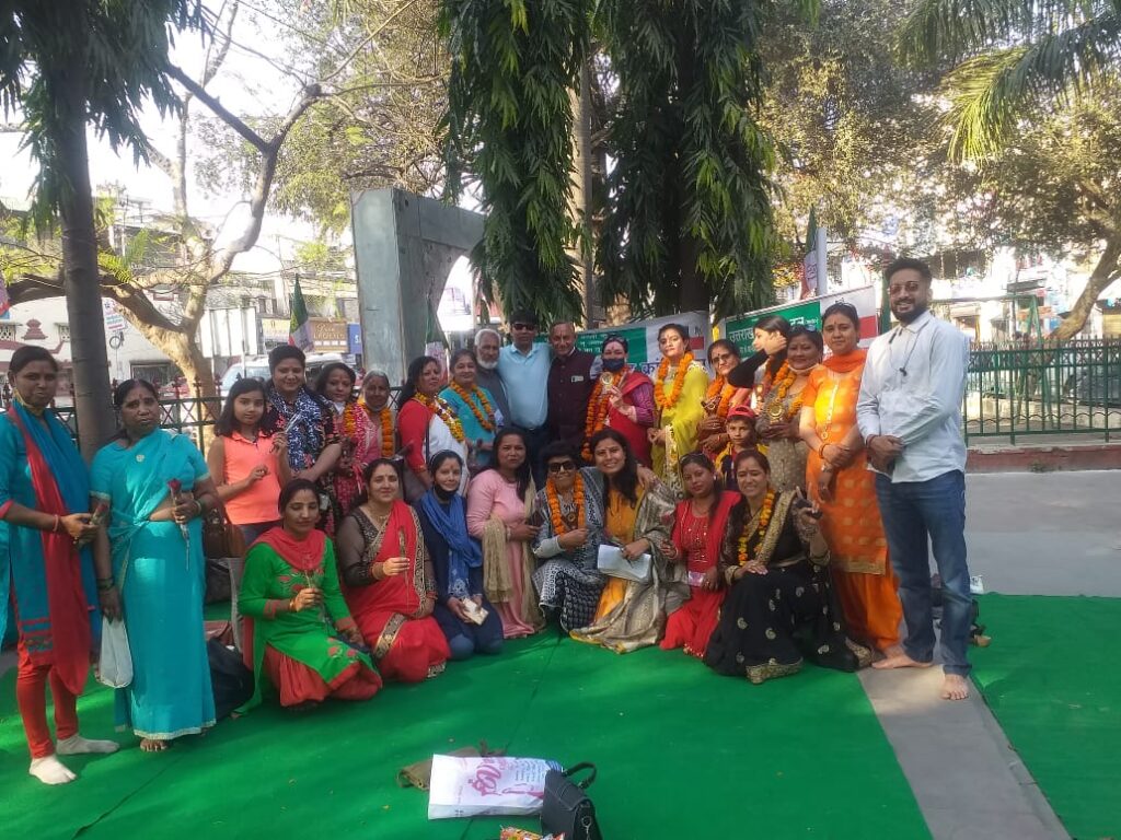उक्रांद महिला प्रकोष्ठ ने महिला दिवस पर महिलाओं को किया सम्मानित The Uttarakhand Revolution Party was organized by the President of the Women's Cell, Smt. Pramila Rawat. The program was organized by