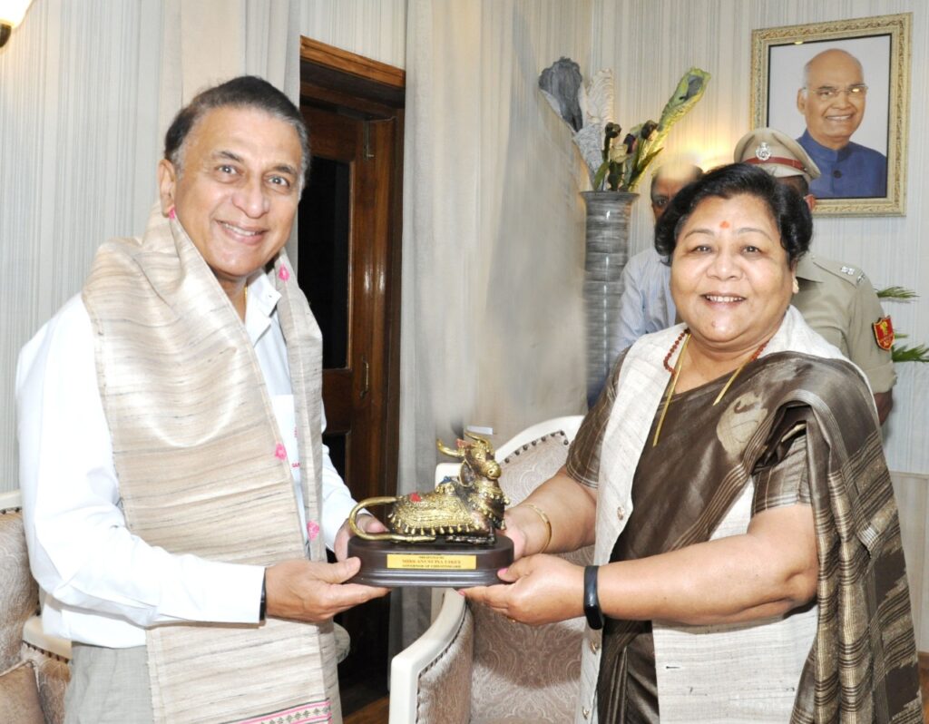 राज्यपाल सुश्री अनुसुईया उइके ने पूर्व क्रिकेट खिलाड़ी श्री गावस्कर का शाल एवं श्रीफल से सम्मान किया The delegation of Shri Sathya Sai Health and Education Trust Raipur met courtesy the Governor Ms. Anusuiya Uike at Raj Bhavan here