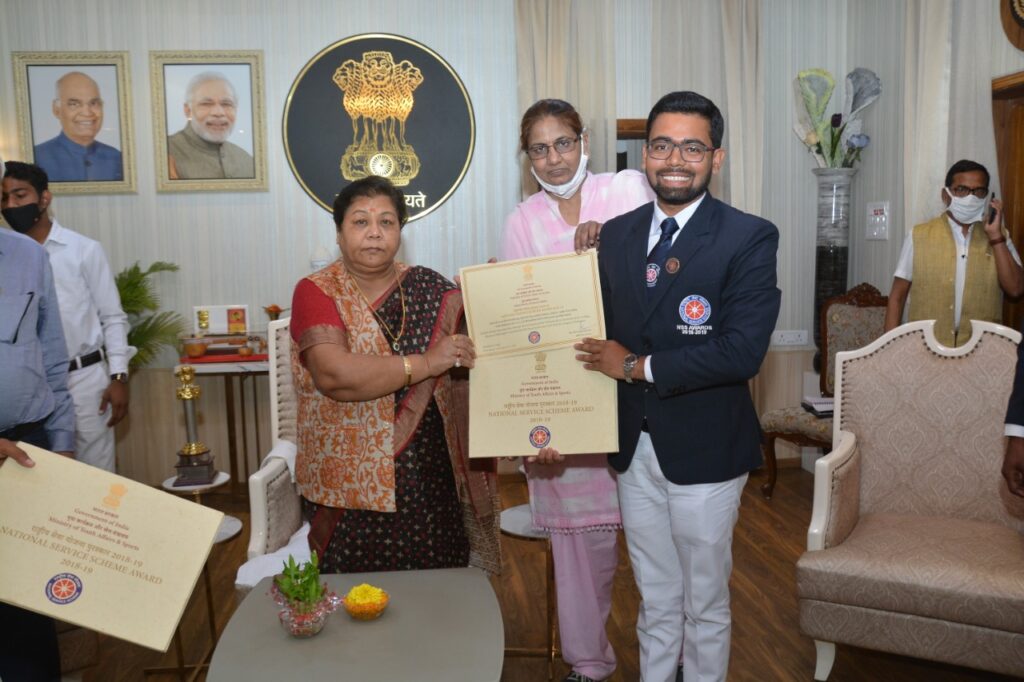 एनएसएस से होता है नेतृत्व क्षमता का विकास: सुश्री उइके Governor Ms. Anusuiya Uike attended the National Parade of Republic Day at Raj Bhavan here today and has received a courtesy