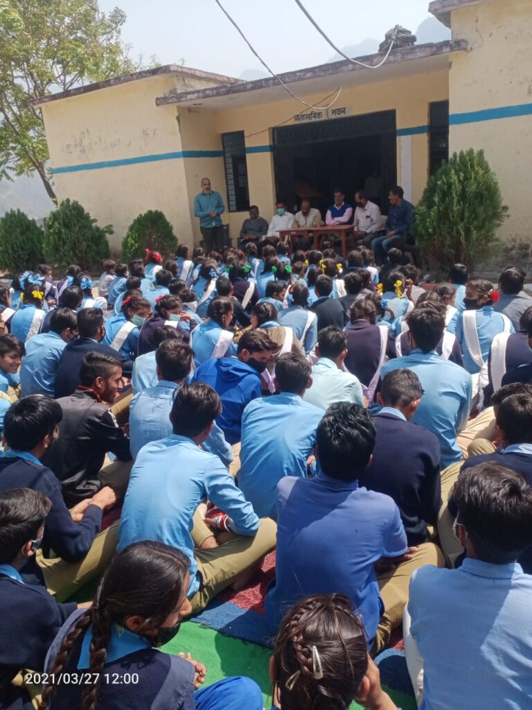कांग्रेस नेता गोदावरी और उपेन्द्र थापली ने 350 छात्र-छात्राओं की एक साल की फीस देकर की मदद Nearly one lakh five thousand rupees were paid to 350 students studying in the college of Bandal Valley by Congress leader