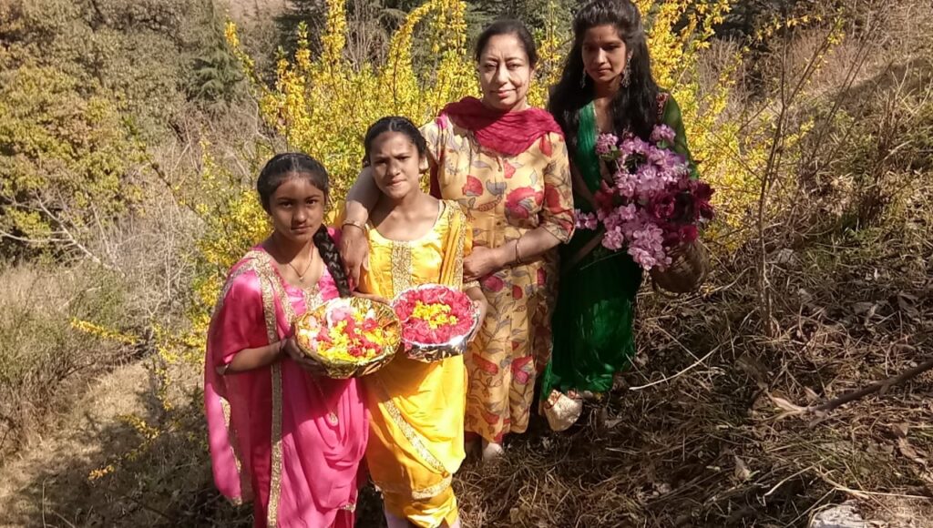 मसूरी में फूलदेई का पर्व धूमधाम के साथ मनाया गया The festival of Phuldei was celebrated with great pomp in Mussoorie, the queen of the mountains. The girls went door-to-door
