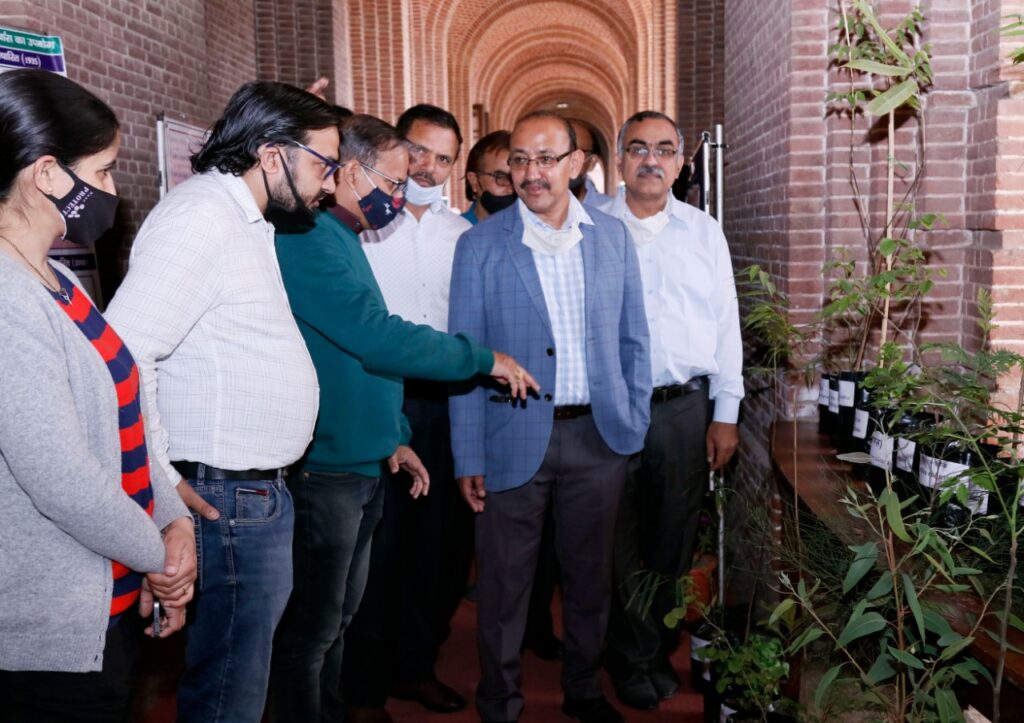 वन अनुसंधान संस्थान देहरादून ने मनाया अन्तर्राष्ट्रीय वन दिवस-2021 Dehradun was celebrated by the Forest Research Institute this year as well as International Forest Day-2021. On this occasion,