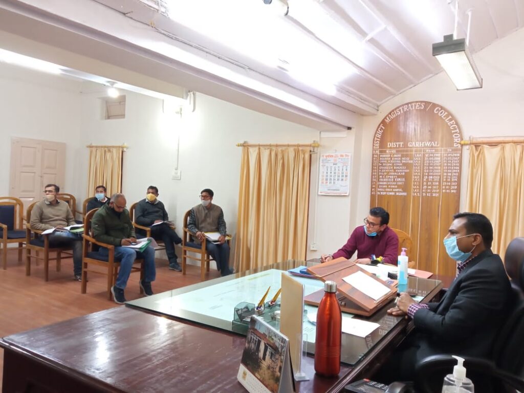 जिलाधिकारी डॉ विजय कुमार जोगदण्डे ने सरकार की महत्वपूर्ण योजना जल जीवन मिशन की समीक्षा की District Magistrate Dr. Vijay Kumar Jogande, while reviewing the important mission of the government's Water Life Mission under the District Water and Sanitation Mission, instructed the Self Water and Construction Institution, Drinking Water Corporation and Water Institute that before 31 March 2021, working as per the prescribed target. Connect each house with a tap