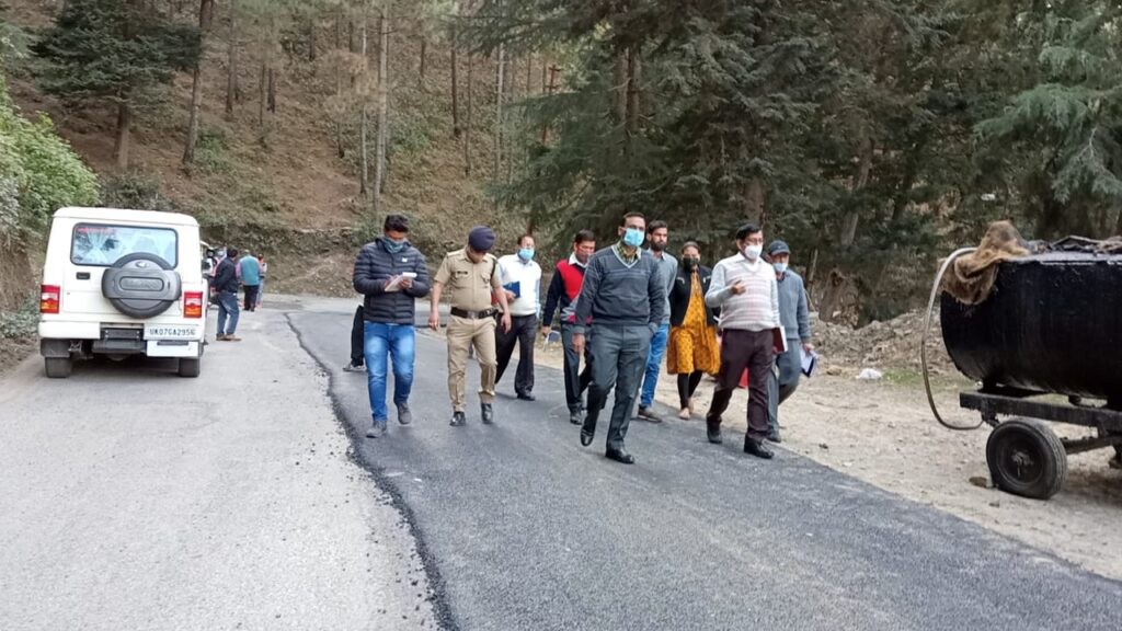 जिलाधिकारी गढ़वाल डॉ. विजय कुमार जोगदण्डे ने राजमार्ग पर हो रहे डामरीकरण का किया निरीक्षण District Magistrate Garhwal Dr. Vijay Kumar Jogande gave a surprise inspection of the damming on the highway near Khandusain on the