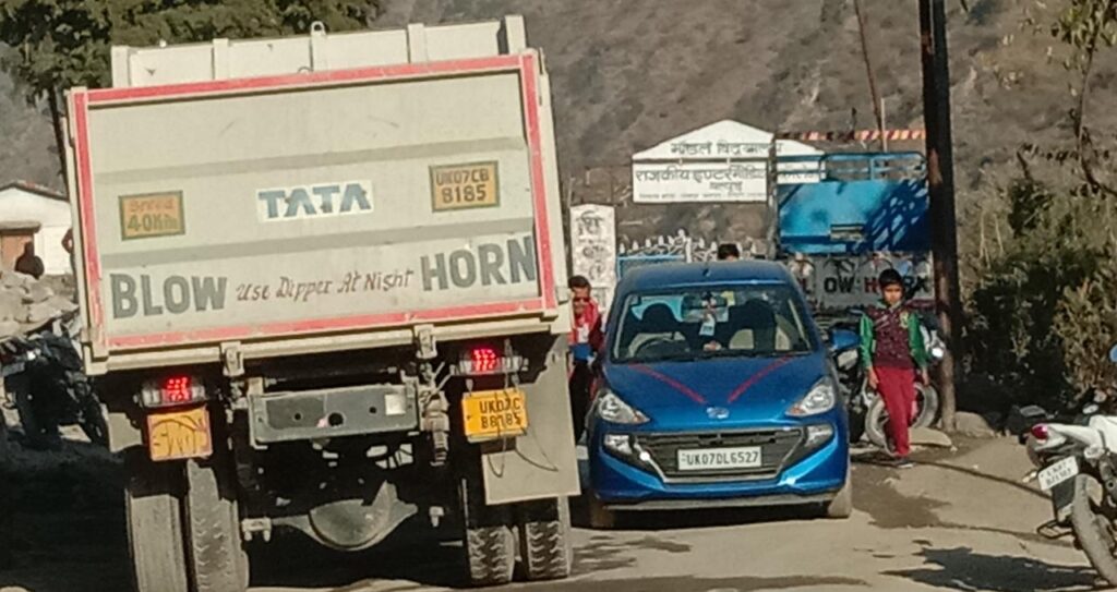 थत्यूड़ में धाणा बाजार के लिए मुसीबत बने भारी वाहन, व्यापारियों में आक्रोश The motor bridge was damaged due to heavy vehicular traffic on 18 September last year in the block headquarters of Jaunpur headquarters,