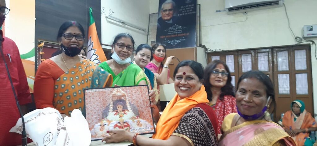 वाराणसी-दक्षिणी के विधायक व राज्य मंत्री नीलकंठ तिवारी ने महिला कोरोना योद्धाओं को सम्मानित किया On the International Women's Day, Varanasi's Southern MLA and Minister of State, Honorable Nilkanth Tiwari, addressed and honored