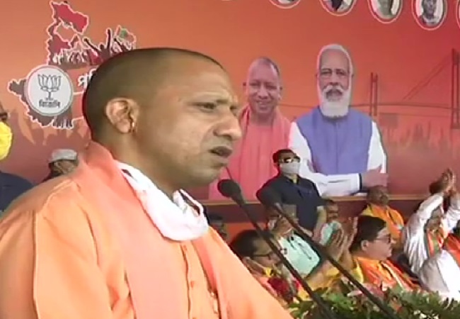 पश्चिम बंगाल के मालदा जिले में गरजे सीएम योगी आदित्यनाथ, बोले- अब तृणमूल कांग्रेस की बारी….. Under this, Uttar Pradesh Chief Minister Yogi is holding a rally in Malda district of West Bengal on Tuesday. CM Yogi addressing the public