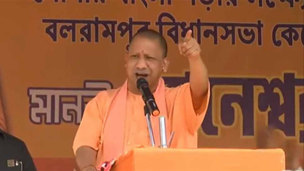 बंगाल में गरजे सीएम योगी, बोले- विधानसभा चुनाव के बाद टीएमसी की विदाई तय Uttar Pradesh Chief Minister Yogi Adityanath addressed a public meeting in Purulia in West Bengal and targeted Chief Minister Mamata