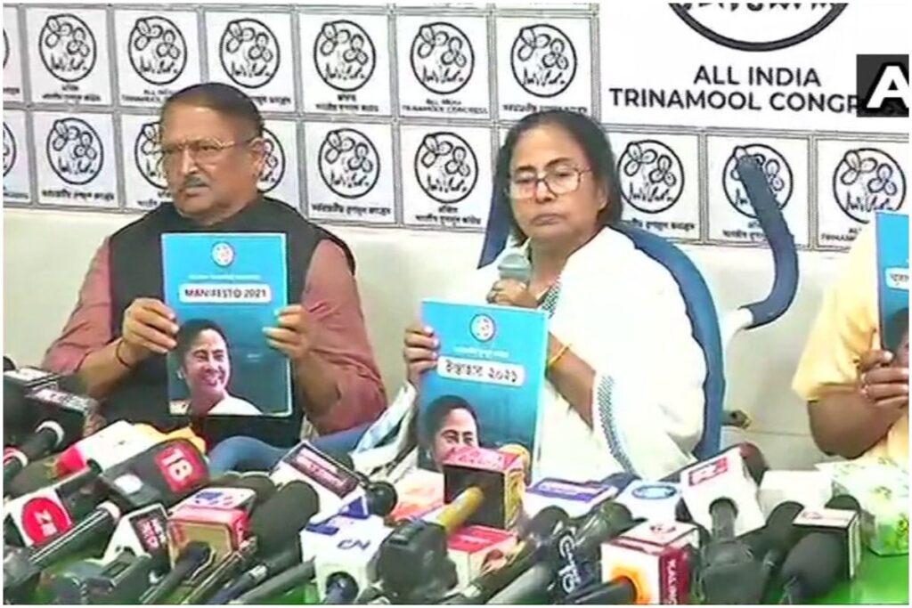 बंगाल विधानसभा चुनाव: टीएमसी के घोषणापत्र की खास बातें West Bengal Chief Minister Mamata Banerjee released her party TMC manifesto on Wednesday. Issuing the manifesto, the Chief