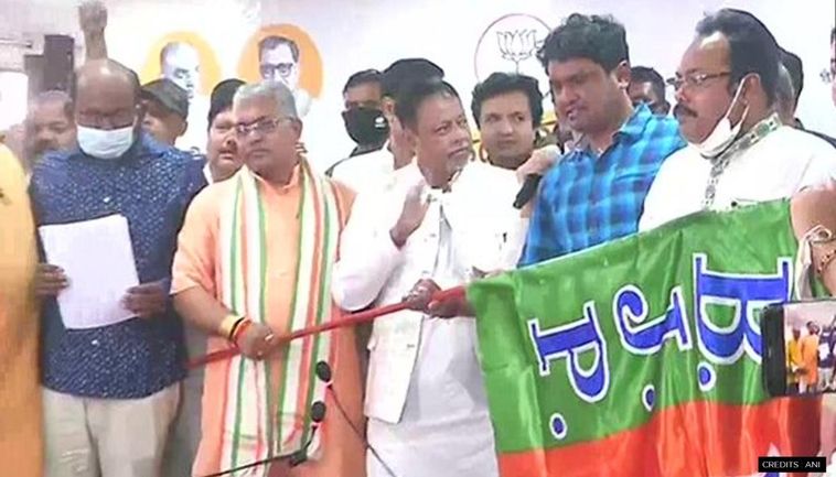 बीजेपी में शामिल हुए टीएमसी के 5 विधायक, टिकट ना मिलने से थे नाराज Legislators in the TMC party have started coming and going amid allegations of allegations from the assembly elections 2021 in West Bengal. One MLA after another is joining the BJP. Today, five TMC MLAs have left the party. Five of these MLAs were not given tickets by TMC.
