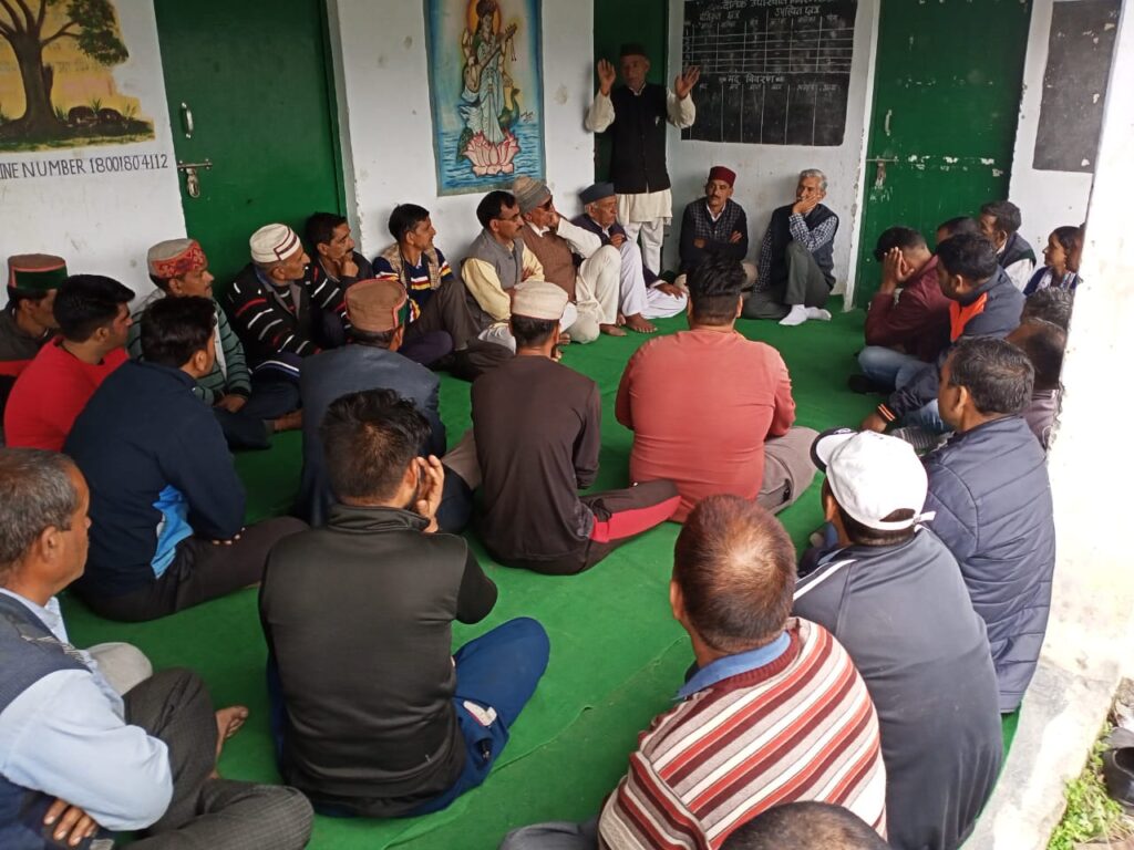 जन समस्याओं को लेकर बैठक का आयोजन, ग्रामीणों में सरकार के खिलाफ जमकर आक्रोश Under the development block of Jaunpur, the development block of Tehri district, a collective meeting was organized in the premises