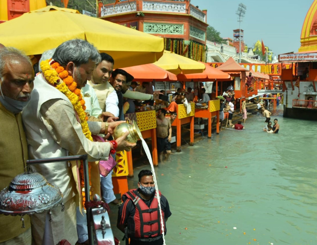 मुख्यमंत्री ने गंगा पूजन कर की सर्व कल्याण की कामना Chief Minister Tirath Singh Rawat reached Harki Padi on Saturday and offered prayers to the mother Ganga. Chief Minister Tirath Singh Rawat walked from Dehradun on Saturday to reach Harki Paidi.