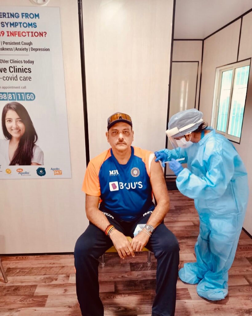 भारतीय क्रिकेट टीम के कोच रवि शास्त्री ने भी लगावाई कोविड-19 वैक्सीन, ट्विटर पर दी जानकारी Ravi Shastri, the head coach of the Indian cricket team, got the Kovid-19 vaccine today at a hospital in Ahmedabad before the fourth Test