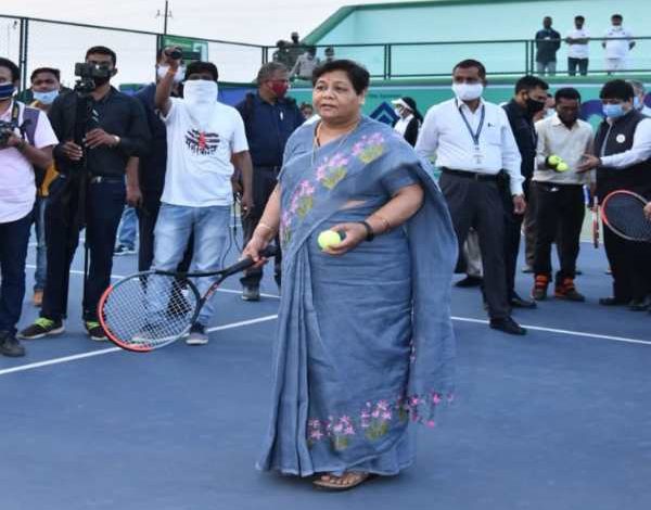 राज्यपाल ने थामी टेनिस की रैकेट, मौका था अंतरराष्ट्रीय जूनियर टेनिस टूर्नामेंट का