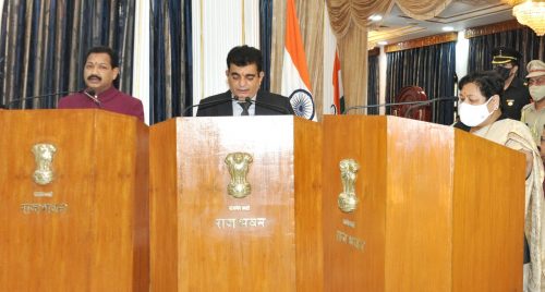 राज्यपाल ने श्री मनोज कुमार त्रिवेदी एवं श्री धनवेन्द्र जायसवाल को राज्य सूचना आयुक्त के पद की शपथ दिलाई Governor Ms. Anusuiya Uike presented the newly appointed State Information Commissioner, Mr. Manoj Kumar Trivedi and Mr
