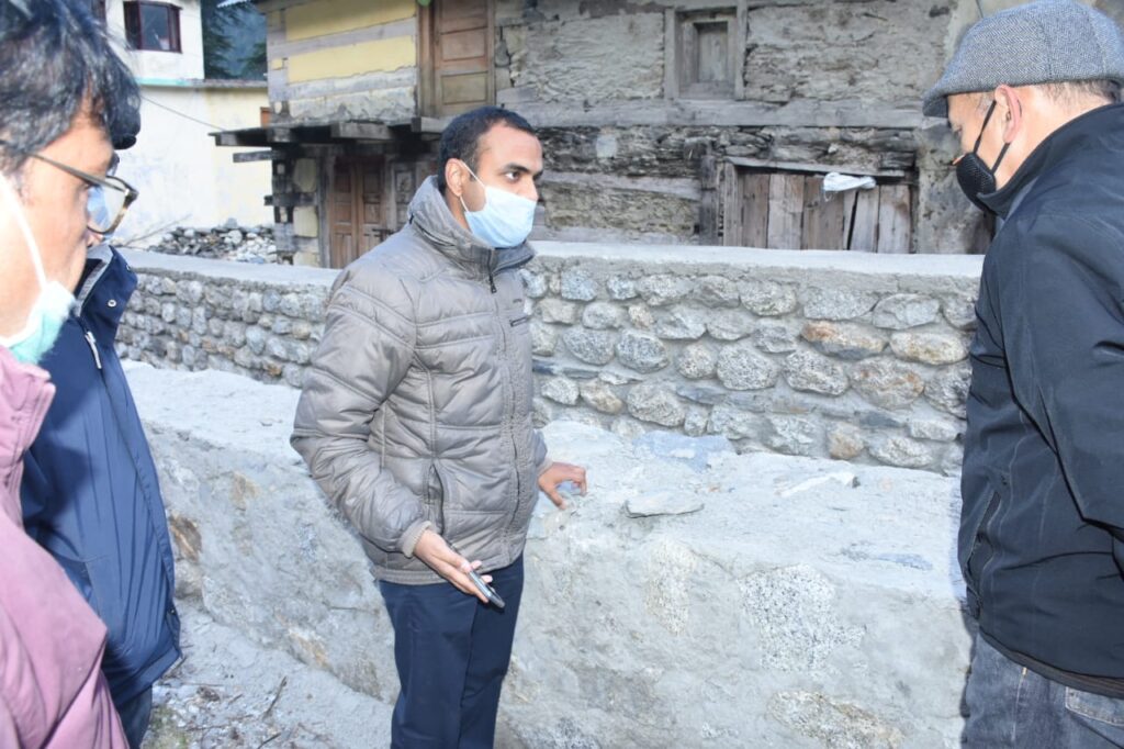 आगामी चारधाम यात्रा से पूर्व हर्षिल में मास्टर प्लान के तहत किए जा रहें कार्य अप्रैल तक पूरे किए जाए- मयूर दीक्षित This was stated by District Magistrate Mr. Mayur Dixit while taking important meeting of the concerned officials in Harsil.