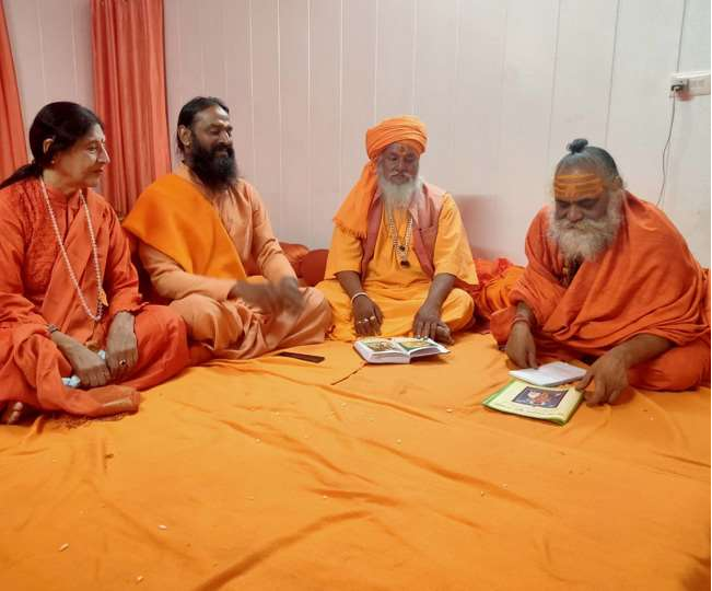 जूना अखाड़े में 24सदस्य न्यायपालिका का हुआ गठन, इस तारीख के बाद संभालेंगे कार्यभार A 24-member judiciary was constituted on Sunday from the four monasteries at Sripanch Dasnama Juna Akhara, the largest aknasi of the ascetics. The Judiciary was constituted of all four Saints 4,16,13,14 saints. Shree Mahanto called the judiciary on Charanpaduka of Bhagwan Dattatreya, the presiding deity of the court.
