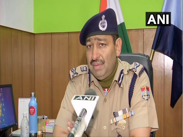कोविड प्रोटोकाल को लेकर सख्त हुए पुलिस महानिदेशक अशोक कुमार, लॉकडाउन का पालने कराने के लिए निर्देश A meeting related to the corona was held by Ashok Kumar, Director General of Police, Uttarakhand, through video conferencing in the auditorium at the Police Headquarters with the representatives of all the districts of the state.
