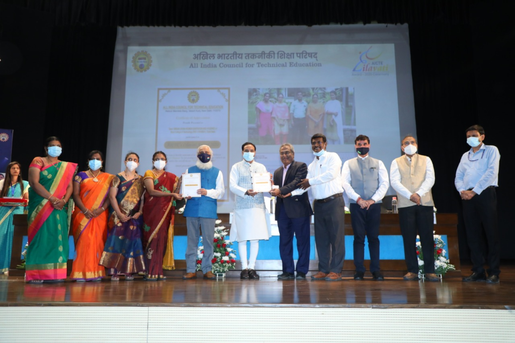 माननीय शिक्षा मंत्री श्री रमेश पोखरियाल “निशंक” ने एआईसीटीई लीलावती पुरस्कार 2020 के विजेताओं को किया सम्मानित The All India Council for Technical Education (AICTE) presented the Lilavati Awards to the winners at the AICTE auditorium located in Vasantkunj, New Delhi on 11 April Sunday. Honorable Education Minister Ramesh Pokhriyal "Nishank" honored the winners.