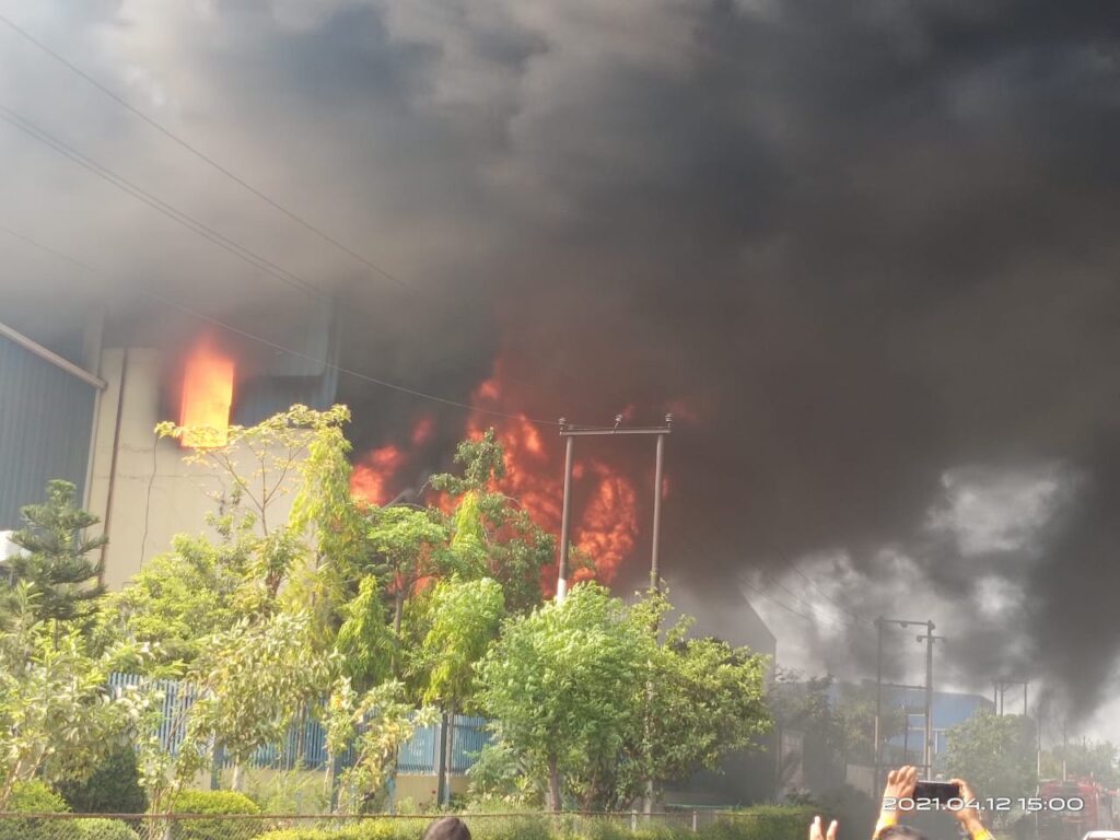 सिडकुल की दुर्गा फाइबर फैक्टरी में लगी भीषण आग, मचा हडकंप A sudden fire broke out at the Durga Fiber Factory in Siddakul, causing panic in the surrounding area. The fire is so strong