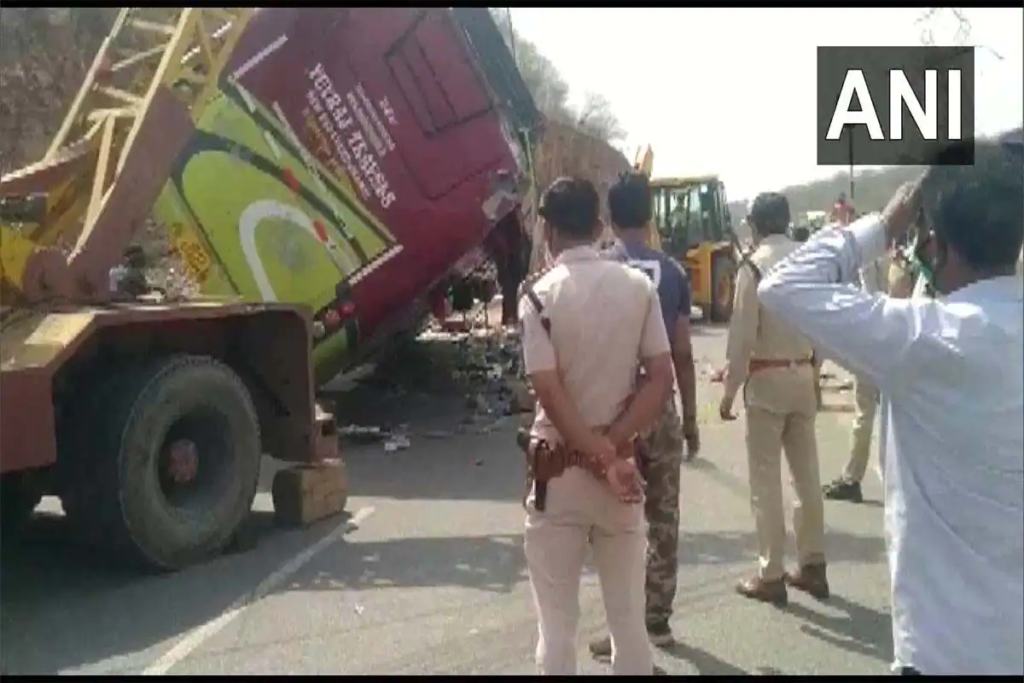 मध्य प्रदेश: ग्वालियर में पलटी मजदूरों से भरी बस, 3 की मौत A major accident took place in Gwalior in Madhya Pradesh today. As soon as the lockdown was announced, a bus full of migrant laborers fleeing overturned, killing three people and injuring more than 15 people. The incident took place on Gwalior-Jhansi highway today.