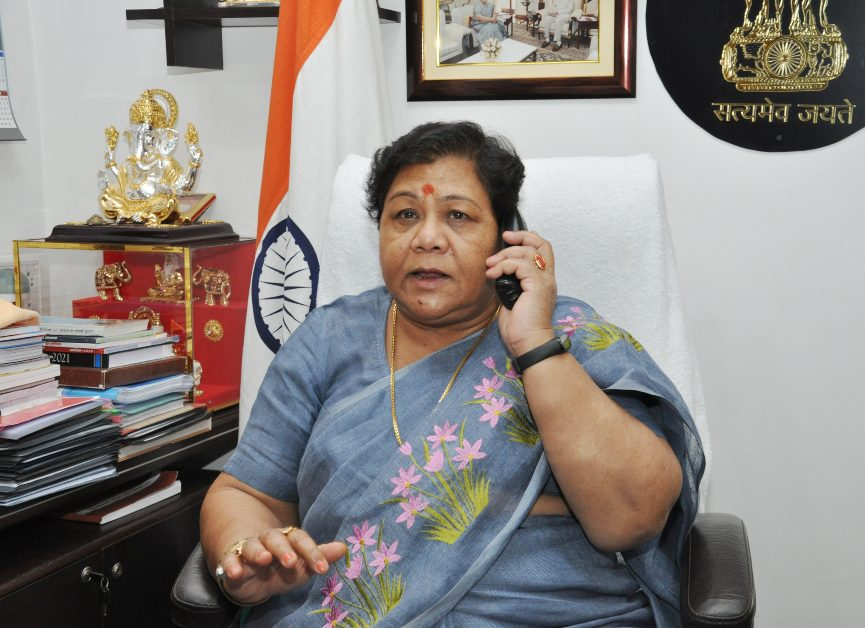 राज्यपाल ने केंद्रीय स्वास्थ्य मंत्री से प्रदेश में रेमडेसिविर की कमी के संबंध में की चर्चा The Governor, Ms. Anusuiya Uike, had a telephonic discussion with Union Health Minister Mr. Harsh Vardhan last night regarding the shortage of Remedisvir medicine in the state and said that the infection of Corona is increasing in the state and there is a shortage of Remedisvir medicine, due to which the general public Trouble is being faced.