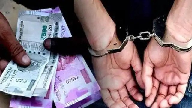 सीबीआई ने एमसीडी के असिस्टेंट सैनिटरी इंस्पेक्टर को किया गिरफ्तार The CBI has arrested an Assistant Sanitary Inspector and a temporary employee of the Municipal Corporation of Delhi, taking bribes.CBI