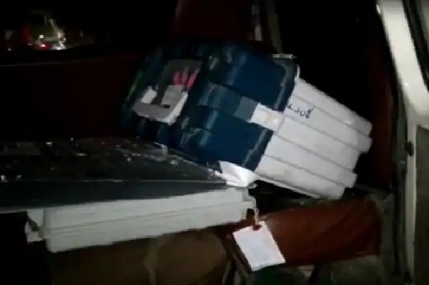 बीजेपी नेता की कार में EVM मिलने पर चुनाव आयोग ने 4 अधिकारियों को किया सस्पेंड has suspended 4 officials after being accused of carrying EVMs in a car belonging to a BJP leader.